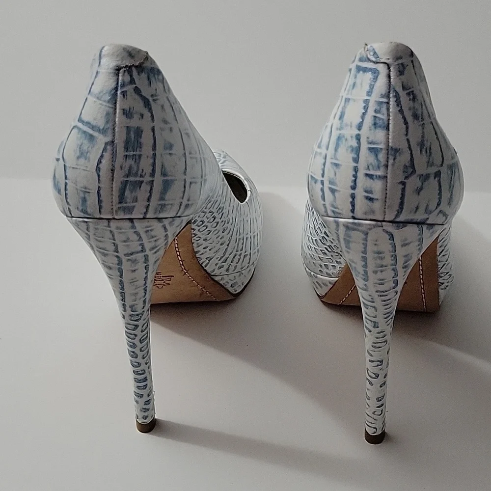NWOB Alice + Olivia Dina Snakeskin Blue White Hi Heel Pumps Size 39